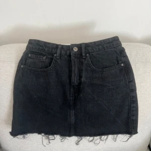 Jeanskjol  - Svart jeanskjol från zara i storlek S. Superfin Midwaist och perfekt längd, nästan helt oanvänd🥰 pris går att förhandla så testa alltid om ni tycker priset ej passar