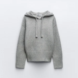 Stickad hoodie  - Säljer min stickade hoodie från zara som tyvär inte kommit till användning💕