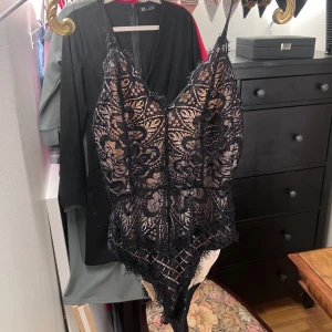 Spetsbody - Knappar nertill. Sparsamt använd. 