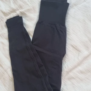 Svarta träningstights  - Strl. XS/S. De är svart randiga, och väldigt stretchiga så sitter som en smäck. 