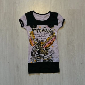 T-shirt  - En t-shirt med olika texter och tryck på som inte används längre🩷