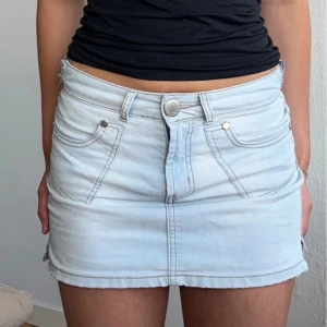 Lågmidjad jeanskjol  - !Lånade bilder från förra ägaren! Jättefina ljusblå lågmidjad jeanskjol. Små slitts på sidorna. Kan gå ner i pris vid snabb affär 