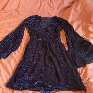 Marinblå klänning - Väldigt fin klänning med ganska tjockt material. Sitter väldigt fint på kroppen. Denna är i storlek M, men jag som brukar ha S eller XS har kunnat ha den. Den har ett band man kan knyta runt midjan också