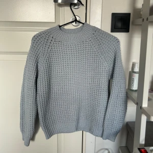 Stickad tröja  - Använd en del. Men fortfarande ok skick. Liten i storleken.