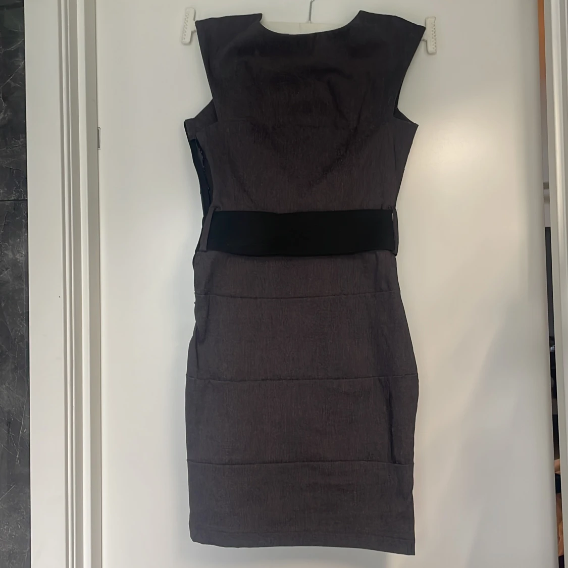Mörkgrå klänning med bälte - 91