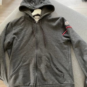 Moncler maglia hoodie  - Storlek M men skulle säga att den passar S inga skador bara lite liten i storleken 