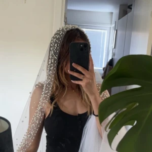 Brudslöja 3m med pärlor 💕 - Brudslöjan  köptes i Tyskland men passade inte min brudklännings färg.🤍 Använd endast för att prova och ta bilder. 3m vit brudslöja som är full med pärlor 🤍🤍 Priset kan absolut diskuteras