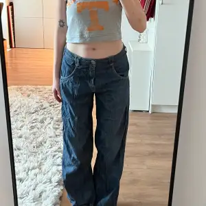 Baggy jeans från ONLY. Storlek W26 L32💕