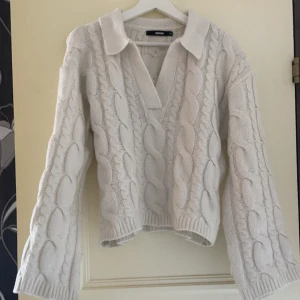 Stickadtröja Bikbok  - Stickadtröja med utsvängda armar från bikbok🥰