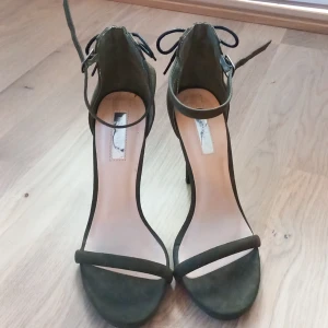 Höga klackar - Höga klackar i khaki och är i storlek 37 från Primark.