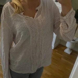 Söt somrig blus - Söt rosa blus med små detaljer på, pris kan diskuteras 