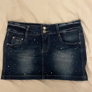 jätte söt jeans kjol köpt på second hand i paris💕står ingen storlek i men midjemåttet är 38 cm💕💕