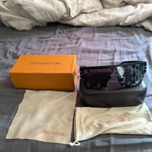 Lv glasögon  - Mycket fina lv glasögon som är i perfekt skick utan någon repa. Allt på bilden ingår. Pris kan diskuteras 