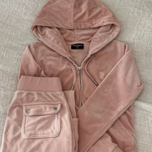 Juicy sett - Säljer ett rosa juicy couture sett. Byxorna är skräddarsydda, de har klippts i längden eftersom dem var för långa för mig. Jag är 152 och byxorna går ner till mina fötter