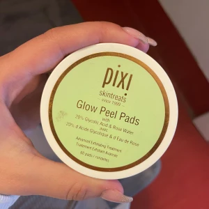 Glow Peel Pads från Pixi - Glow Peel Pads från Pixi innehåller 20% glykolsyra och rosenvatten. Dessa pads är designade för avancerad exfoliering och kommer i en rund, grön behållare med ett guldlock. Förpackningen innehåller 60 pads. Jag har dock använt kanske 20 stycken vet ej exakt. Nypris är 379kr. Mitt pris 180kr då jag använt några (se bild 2) 