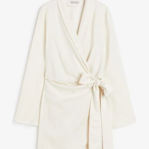 Omlottklänning i linmix  - Säljer 2 st helt nya omlottklänningar i linmix från H&M. I storlek Xs och S. Beställde och kunde inte returnera tillbaka helt oanvända prislappen på.💕