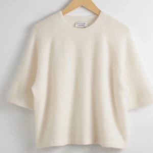 Stickad t shirt  - Säljer nu min favorit t shirt från other stories. Storlek L men passar även M och S beroende på hur man vill att den ska sitta 🥰🥰🥰