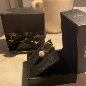 Pierced pearl earring - Ett så vackert guld örhänge från maria nilsdotter med äkta sötvattenpärla! Perfekt skick, nypris 2600kr