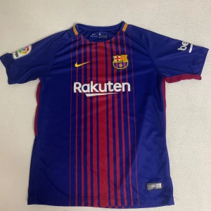 Nike FC Barcelona fotbollströja/jersey - Tjena! Nu är det dags att sälja denna fina, originella FC Barcelona tröjan från säsongen 2017, köpt i FC Barcelonas fanshop i Barcelona! Tröjan är i storleken 147/158 cm (barn storlek) Den är som ny och har bara används lite. Underbar kvalitet!