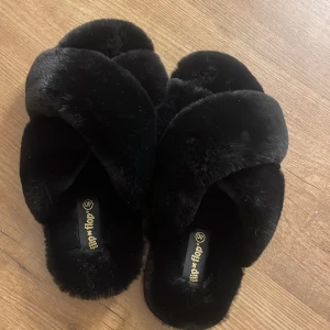 Flip flop stl 40 - Oanvända flip flop stl 40 med svart fluff