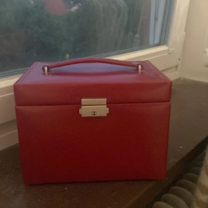 Smyckensskrin - Säljer denna fina skrin!