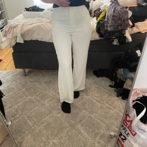 Kostymbyxor  - Säljer ett par vita kostymbyxor i bra skick. Storlek 38
