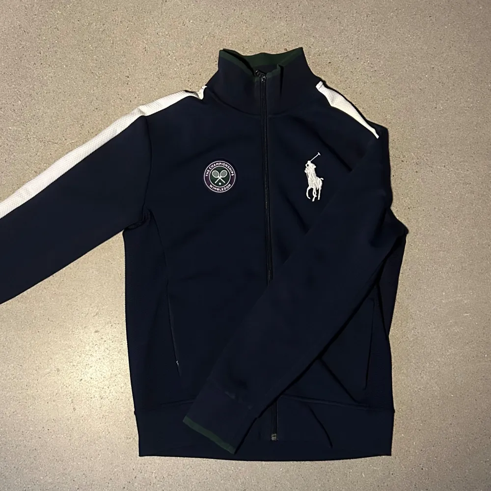 Tja säljer nu en mörkblå fullzip tröja från Polo Ralph Lauren i storlek S för endast 799kr! Pris är ej hugget i sten hör av er vid funderingar!. Tröjor & Koftor.