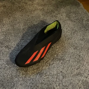  Fotbollsskor - Skick 8/10  Har endast testat dom då dom var för stora Skorna är gjorda för fg alltså för natur gräs 