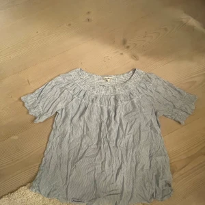 jättesnygg off-shoulder tröja - så så fin tröja perfekt till sommaren😊😊