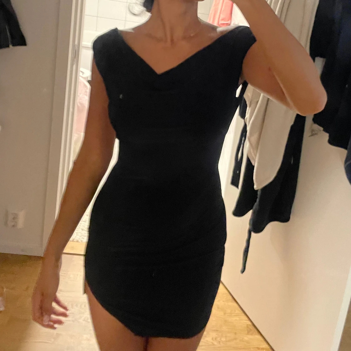 Plt klänning med öppen rygg - 90