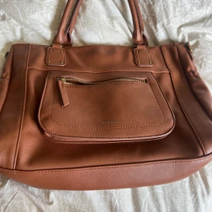 Brun Anna field väska - Väskan är knappt använd så i väldigt gott skick!!🌺Den är simpel och jättefin nu till hösten!!