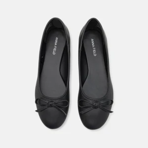 Ballerinaskor  - Anna field ballerinaskor som var får stor på mig tyvär. Planerar att skicka tillbaka om någon dag om de inte blir sålda ☺️🫶🏼 slutsålda på zalando🫶🏼