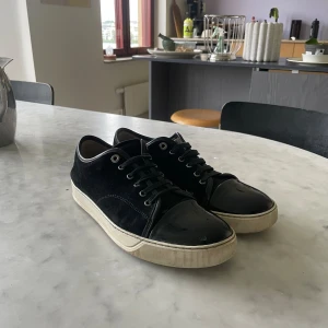Lanvin - Säljer mina lanvin skor då jag tröttnat. Skicket är helt ok, runt 7/10 ena snöret är lite trasigt vid änden, men inget som syns ifall man lacear dom. Sedan är det också en liten skada vid högerskons toebox, vilket man ser på bild 1:)
