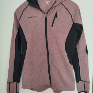 Träningsjacka - Fint skick Luftig och bekväm, lagom varm att träna i utomhus på kvällen den här årstiden