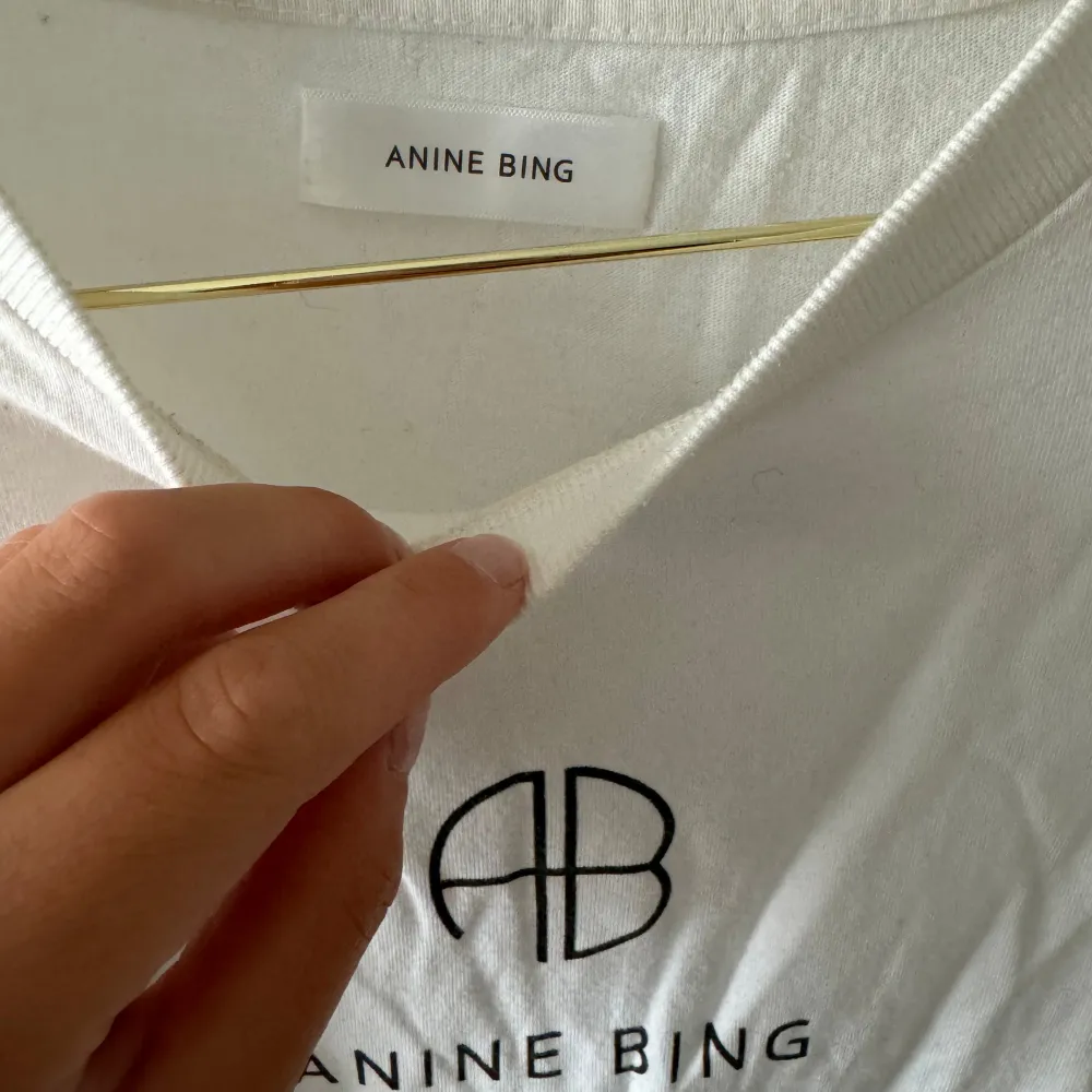 Vit Anine Bing t-shirt i fint skick. Har ett litet hål men inget som syns egentligen eller påverkar. . Toppar.