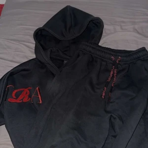 Trapstar Script Zip Tracksuit - Tröjan och byxorna är tillsammans 