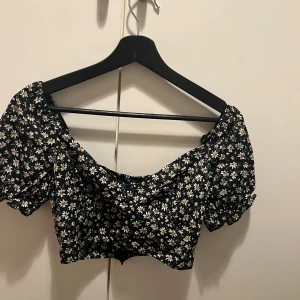 Kjol och topp - Matchande kjol och topp. 30kr st 50 för båda.