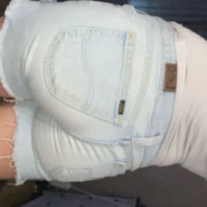 Lee jeansshorts - Lågmidjade jeansshorts knappt använda