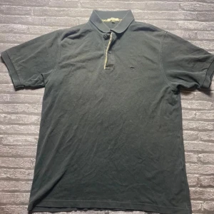 Burberry piké ÄKTA - Använd Snygg burberry piké säljs på grund av lite för stor på mig 8/10 skick. Tröjan är mer svart i verkligheten!  Ny pris ca 3600