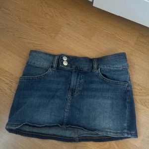 Mini jeanskjol  - Jeanskjol från H&M i storlek 38 som aldrig kommer till användning. Den e liten i storleken då jag vanligtvis har 36.