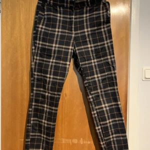 Rutiga byxor - Stretchiga byxor från hm, fickor fram och dekorativa fickor där bak. Dom är små i storleken, skulle säga att dom passar en M/38 trots att det är 40 på lappen. Fint skick