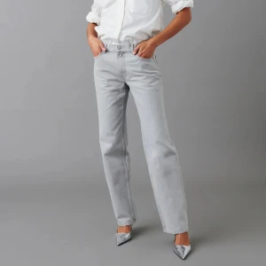 GRÅA LOW WAIAT JEANS!!! - är i modellen "low straight jeans"🌟använd fåtal gånger och är i super bra skick!!❣️❣️ NY PRIS 499kr!!!!!!