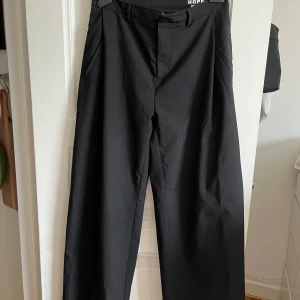 Fina kostymbyxor från Hope - Slappa Kostymbyxor från Hope i väldigt bra skick. Köpta för 1900 kr. Hämtas på Södermalm