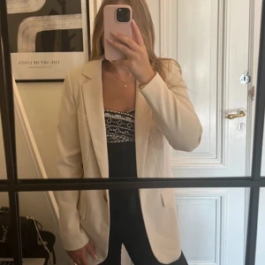 Cremefärgad kavaj - Cremefärgad kavaj från Object! Endast använd fåtal gånger, men råkat få några små fläckar (skicka dm för fler bilder)🤍