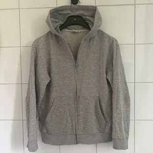 Kofta - Jag säljer denna gråa koftan som inte kommer till användning längre. Den är mjuk och enkel att styla. Kontakta mig för mer info eller bilder på den. 💕
