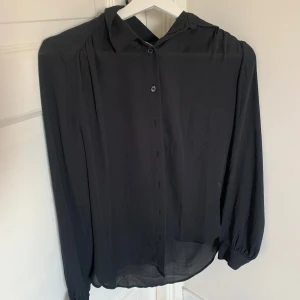 Svart skjorta  - Säljer denna svarta tunna skjortan från h&m i bra skick 😊
