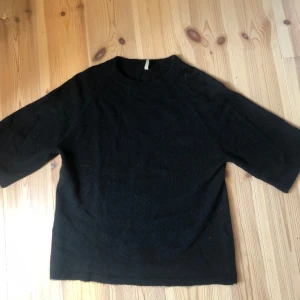 Stickad trekvartsätmade t-shirten - Stickad t-shirt från soyaconcept i storlek S. Fint skick.