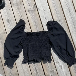 SMOCKAD TOPP MED PUFFÄRM OCH FYRKANTIG HALSRINGNING - Jätte fin topp med puffarmar och fyrkantig halsringning. Använd några gånger men i bra skick. Storlek xs men passar även s💖