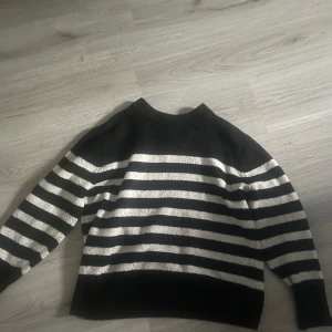 Tröja - Säljer denna stickade tröja då jag ej använder den längre. Användt ett par gånger därav lite nopprig, men kan få bort så mycket jag kan ifall det är önskat! Köpte för 399 så säljer för 120kr pga skicket osv! Förutom nopprig så är den som ny💞