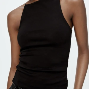 Halterneck topp - Så snygg halterneck topp från zara i storlek s😍Helt ny med prislappen kvar🥰säljer då den inte kommer till användning🙌